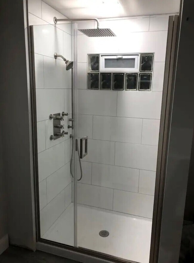 Master bath shower - 1025 Sherbrooke Rd