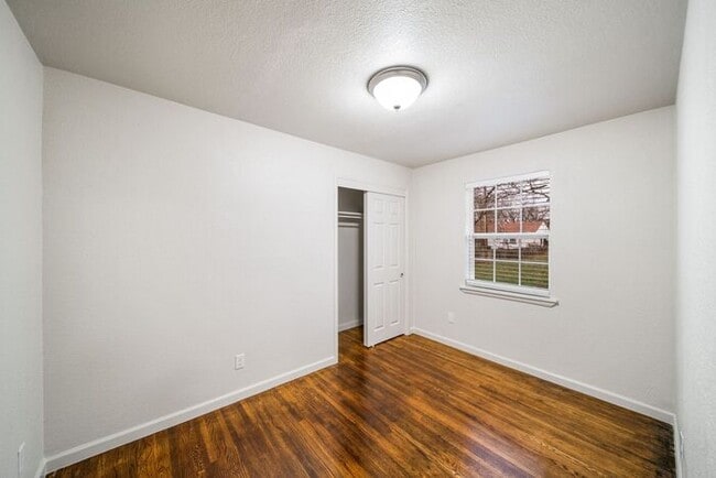 Building Photo - Move In Speical! Beautifully Remodeled 3-B...