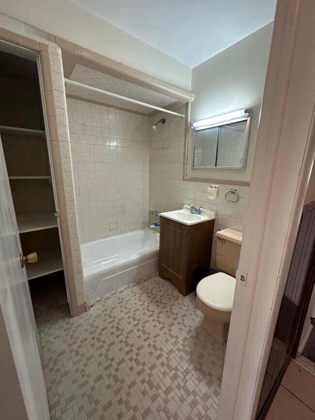 Building Photo - 606 15th St