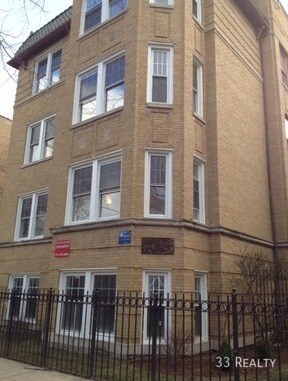 Building Photo - Large 2 Bed 1 Bath in Rogers Park with Cen...