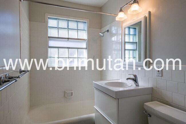 Building Photo - 1572 E Kensington Ave