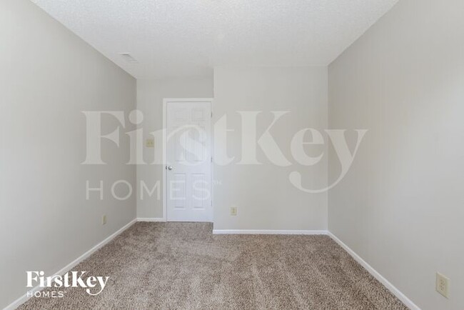 Building Photo - 1605 Howell Dr