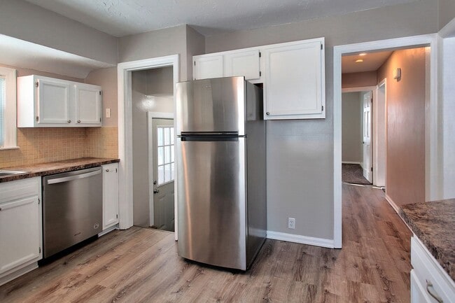 Building Photo - 3 Bedroom Home On Holland's North Side