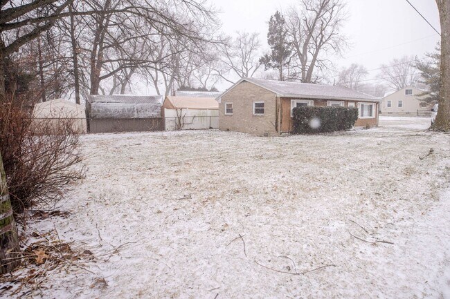Building Photo - Nice ranch style three bedroom home in washington local schools