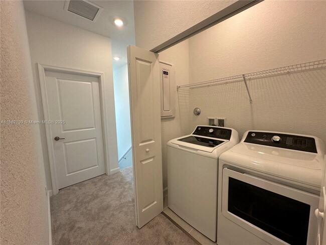 Building Photo - 402 SE Crossoak Ln
