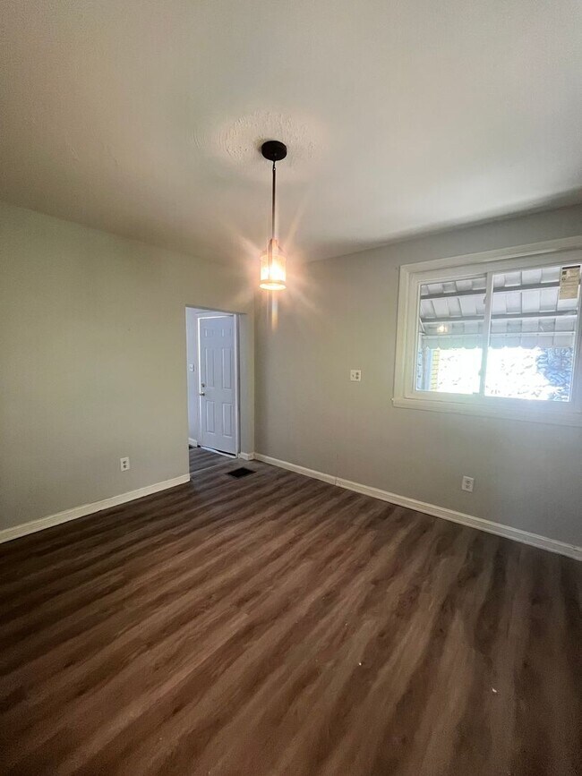 Building Photo - 3Bedroom 1Bath Single House
