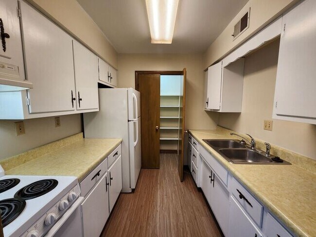 Building Photo - 1 Bedroom Apartment-Upper Apartment