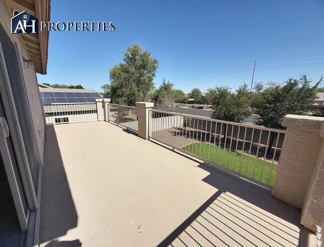 Building Photo - Large backyard Home in Surprise