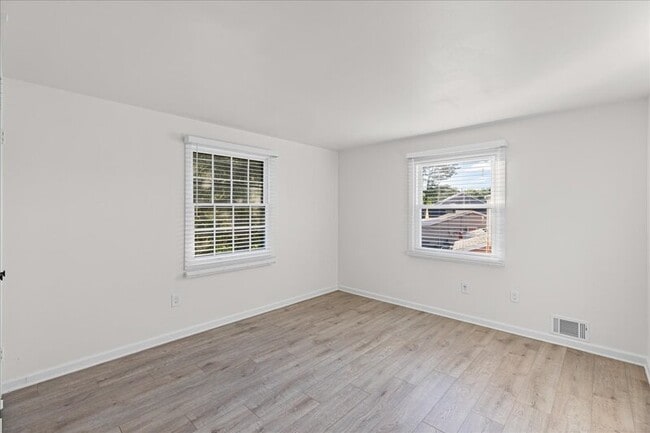 Building Photo - 114 Millbrook Dr