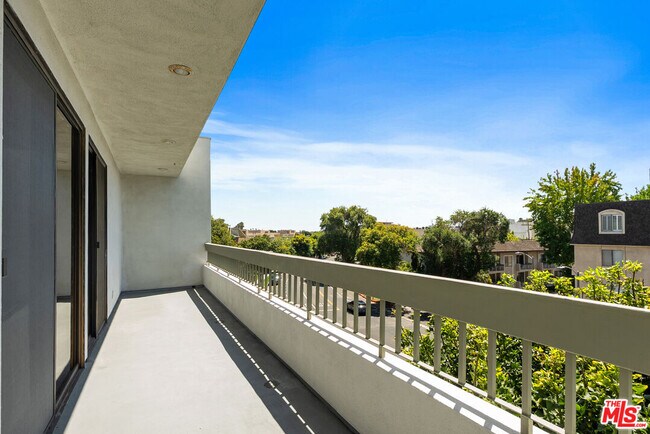 Building Photo - 1220 S Roxbury Dr