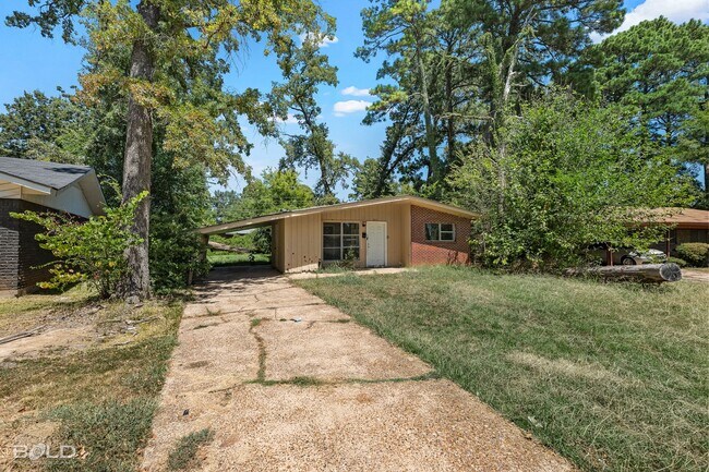 Building Photo - 835 Pine Tree Dr