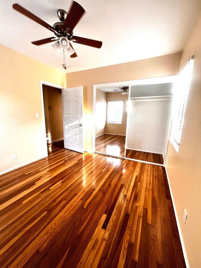 Building Photo - Single Family. 3-bed Home - Desireable Neighborhood!