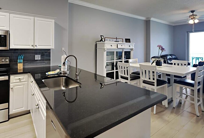 Building Photo - 10625 Front Beach Rd