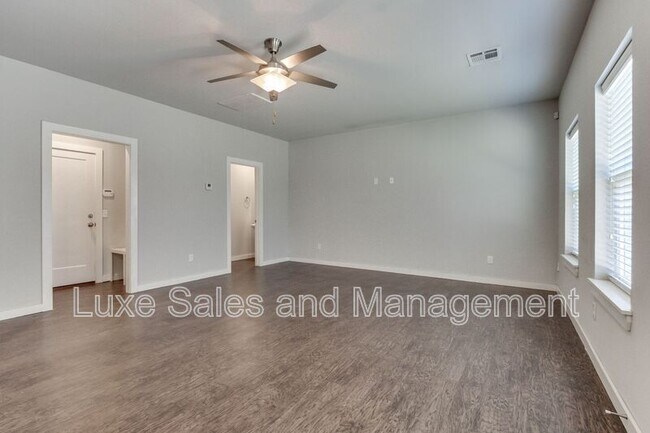 Building Photo - 17604 Sunny Hollow Rd