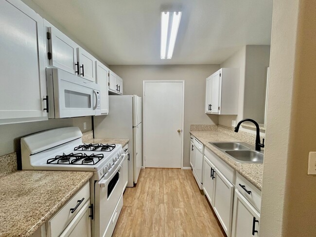 Building Photo - First-Floor Condo with Detached Garage in Gated Ranch Viejo