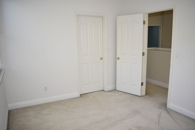 Building Photo - 630 Rogers Cir