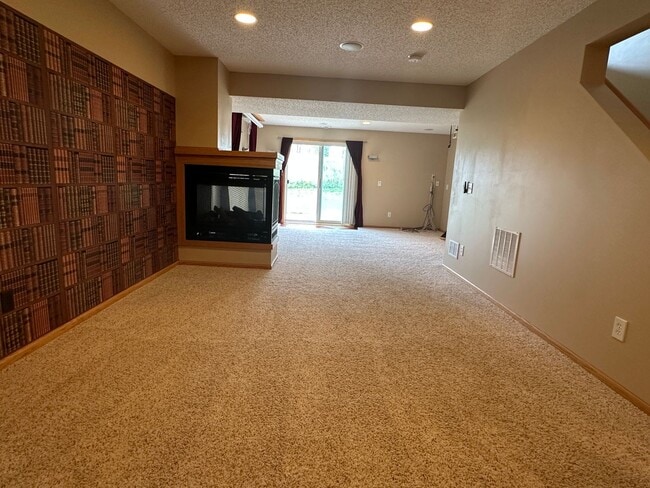Building Photo - Spacious Single Family Home, Fireplace, 3....