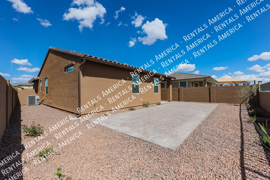 Building Photo - 8907 W Solano Dr