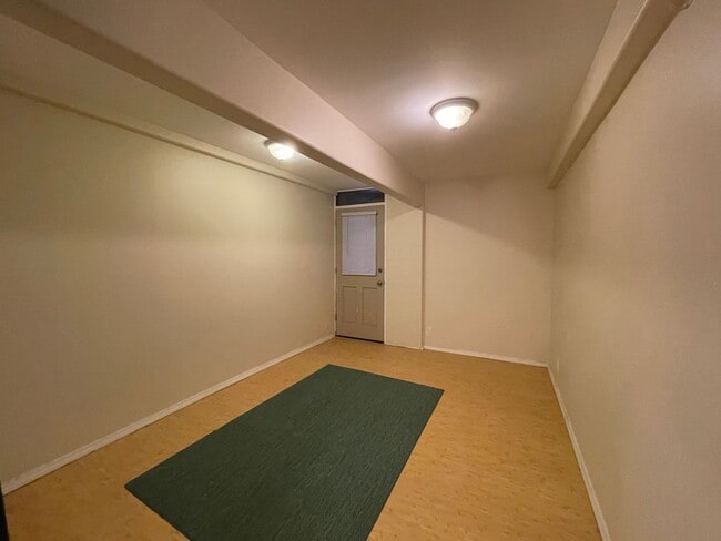 Building Photo - 1 bedroom 1 bath close to town