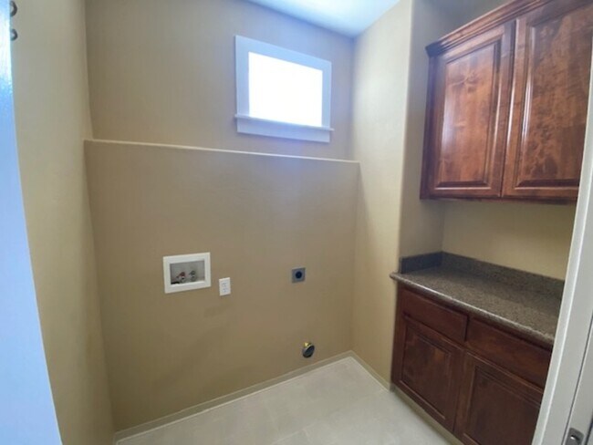 Building Photo - 528 W Nevada St