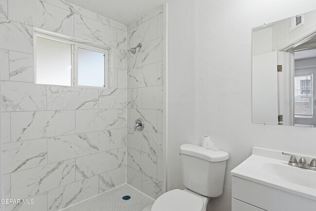 Building Photo - 8929 Robert Dr