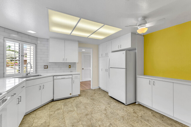 Building Photo - 48594 Oakwood Way