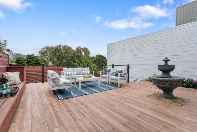 Building Photo - Updated and Modern 4 Bed + Office, 3.5 Bat...