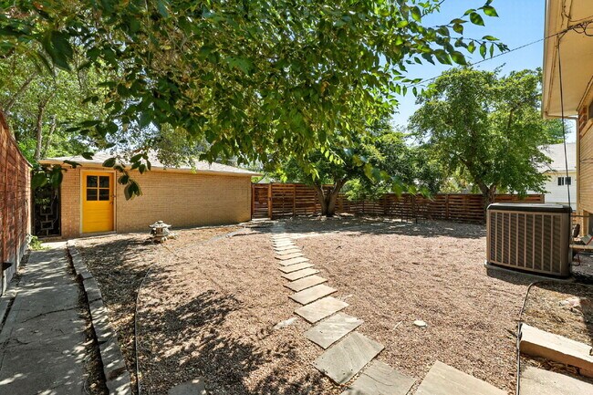 Building Photo - Great Property in the DU area!