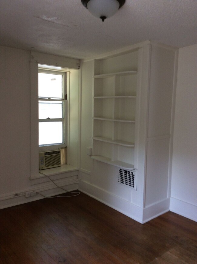 Building Photo - 228 E Bloomington St