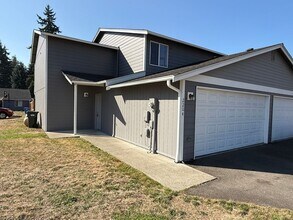 Building Photo - 3 bedroom 2.5 bathroom duplex with large f...