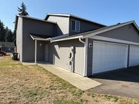 Building Photo - 3 bedroom 2.5 bathroom duplex with large f...