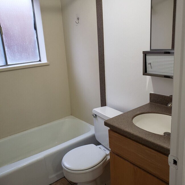 Building Photo - 1B/1B Pet Friendly Apartment South of BYU