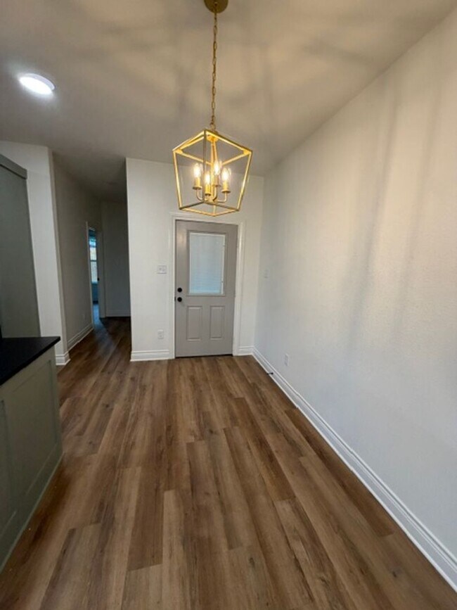 Building Photo - 305 Live Oak St