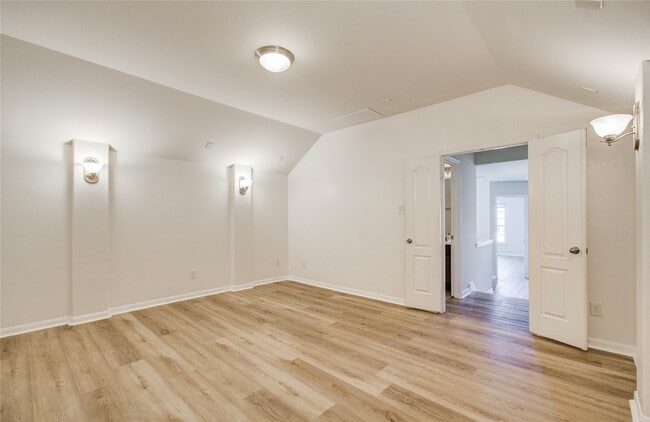 Building Photo - 7631 Willow School Dr