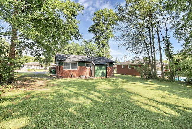 Building Photo - 2244 English Dr