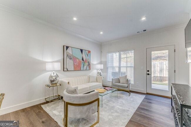 Building Photo - 79 Chateau Dr SE