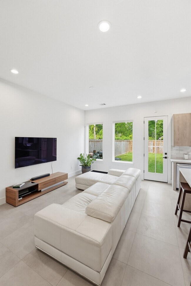 Building Photo - 6042 Cebra St