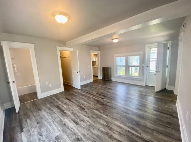Building Photo - 2 Bed, 1 Bath Upstairs Unit in Heritage Hill – Private Entry & Prime Location