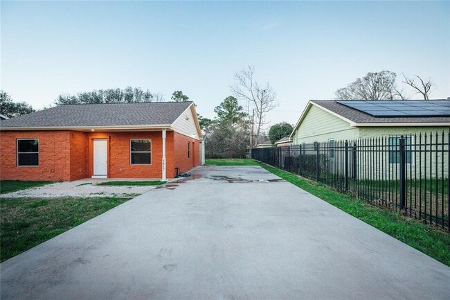 Building Photo - 5617 Schutz St