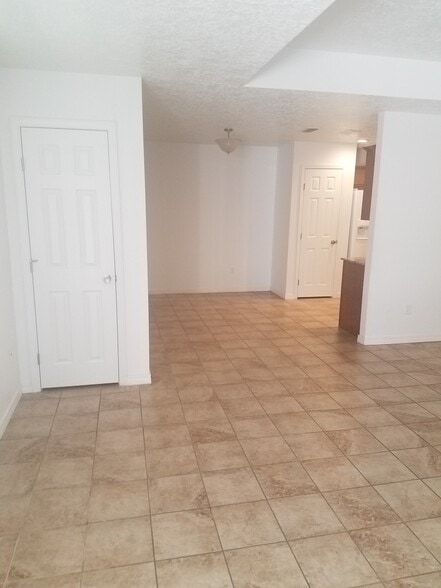 Building Photo - 1618 S Ave G Ave