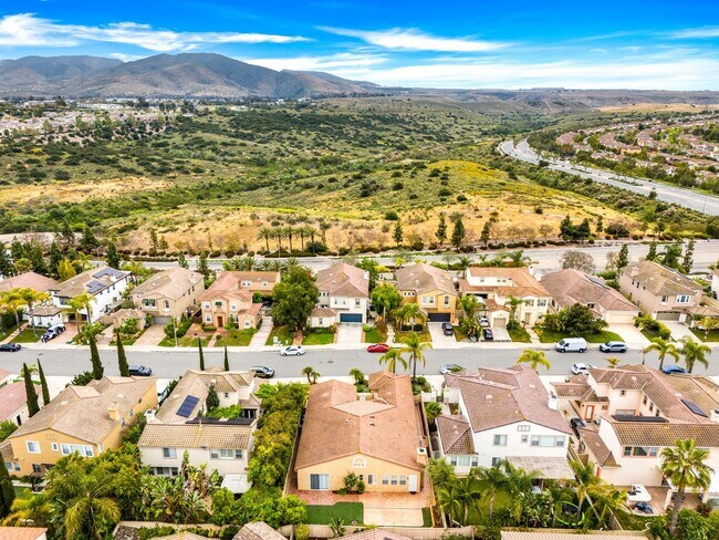 Building Photo - Beautiful & Spacious Single Level Eastlake...