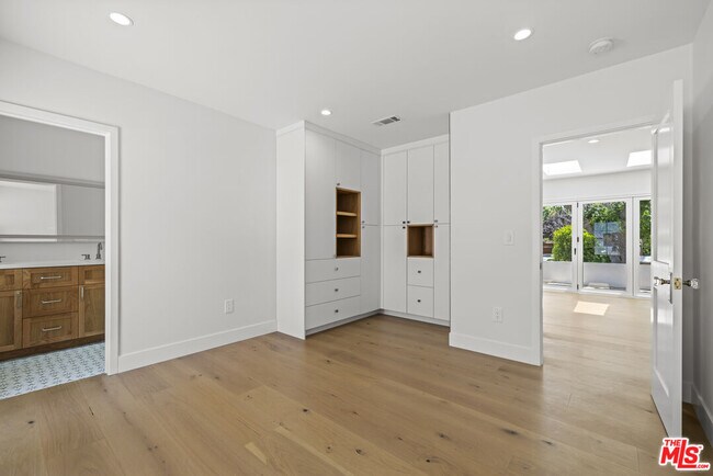 Building Photo - 11151 Hortense St
