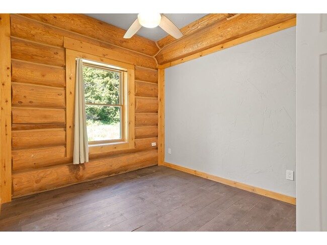 Building Photo - Beautiful Home on 10 Actre