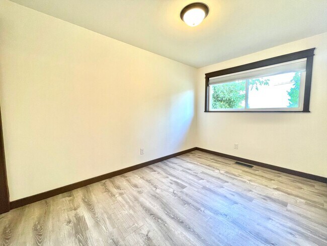 Building Photo - 17606 33rd Pl W