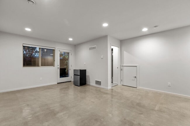 Building Photo - Modern 2 bed/3.5 bath Seattle townhome