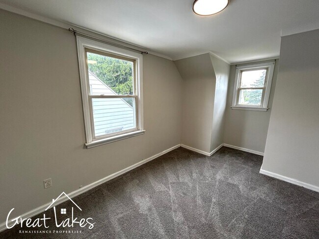 Building Photo - 5233 Farmbrook St