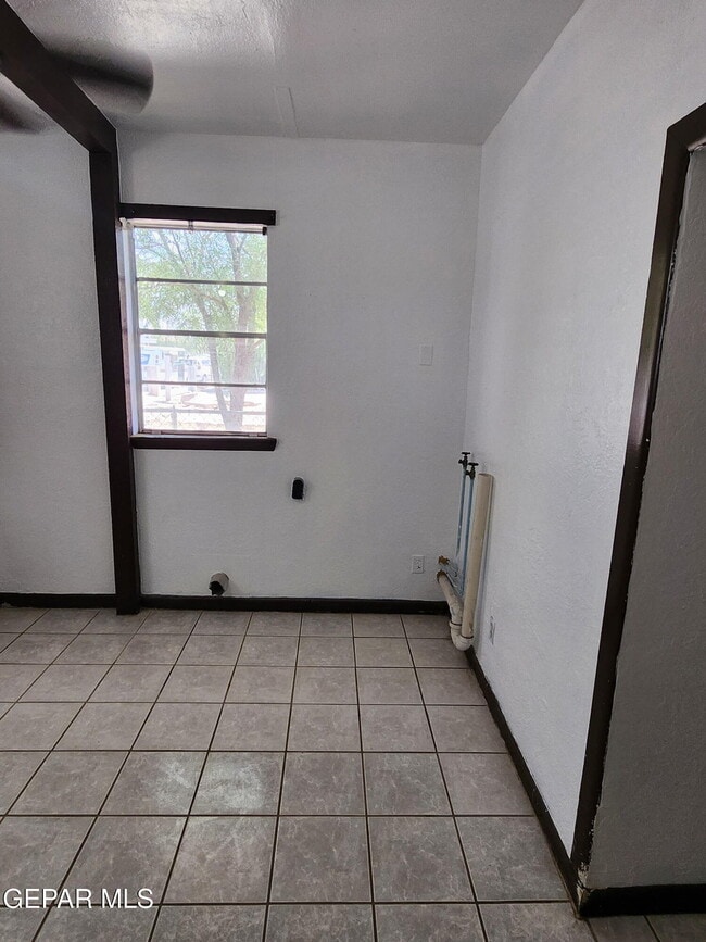 Building Photo - 323 Singh St