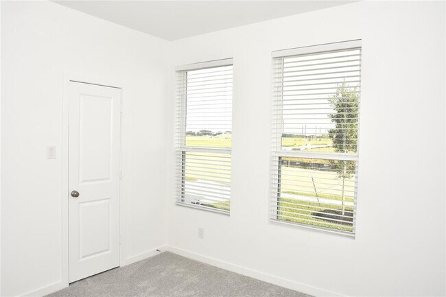 Building Photo - 10606 Summers Wy