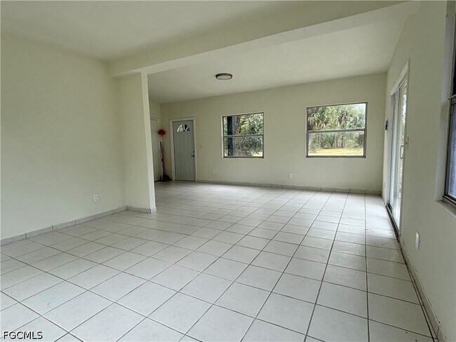 Building Photo - 2150 Panama Ave