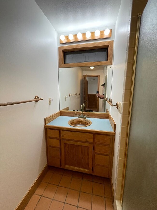 Building Photo - Lovely, Spacious Home with Stunning view o...